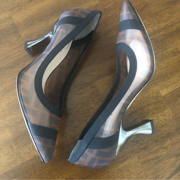 NIB $850 Fendi Colibri Logo Pointed Toe Pump in size 5 US / 35.5 EU! - Picture 3 of 11